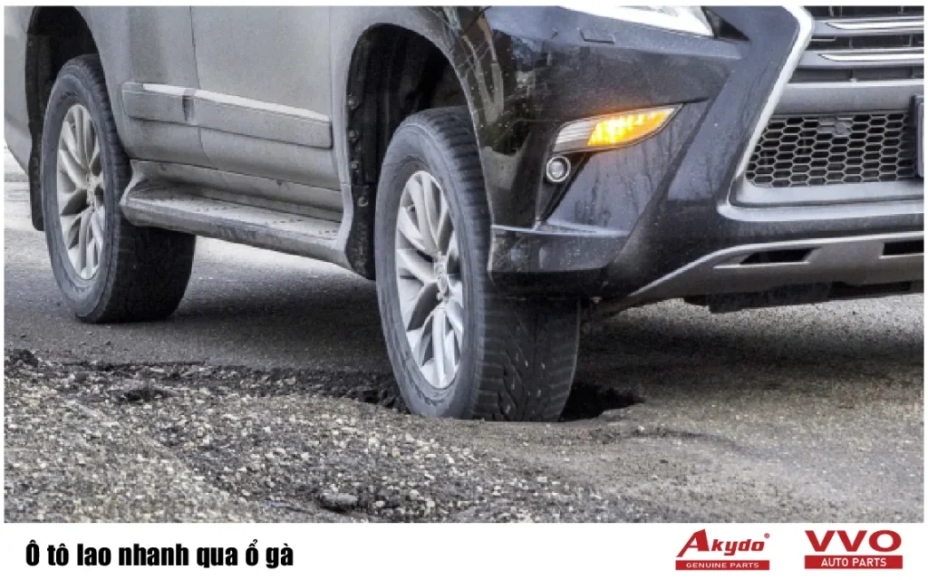Ô tô lao nhanh qua ổ gà