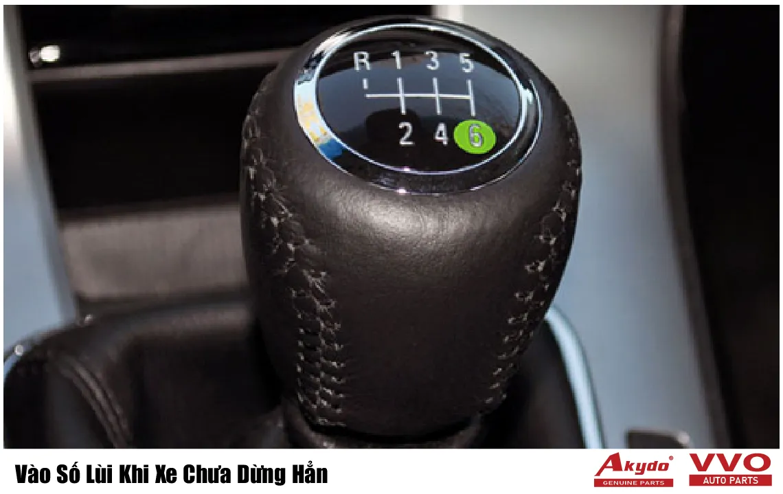 Vào Số Lùi Khi Xe Chưa Dừng Hẳn