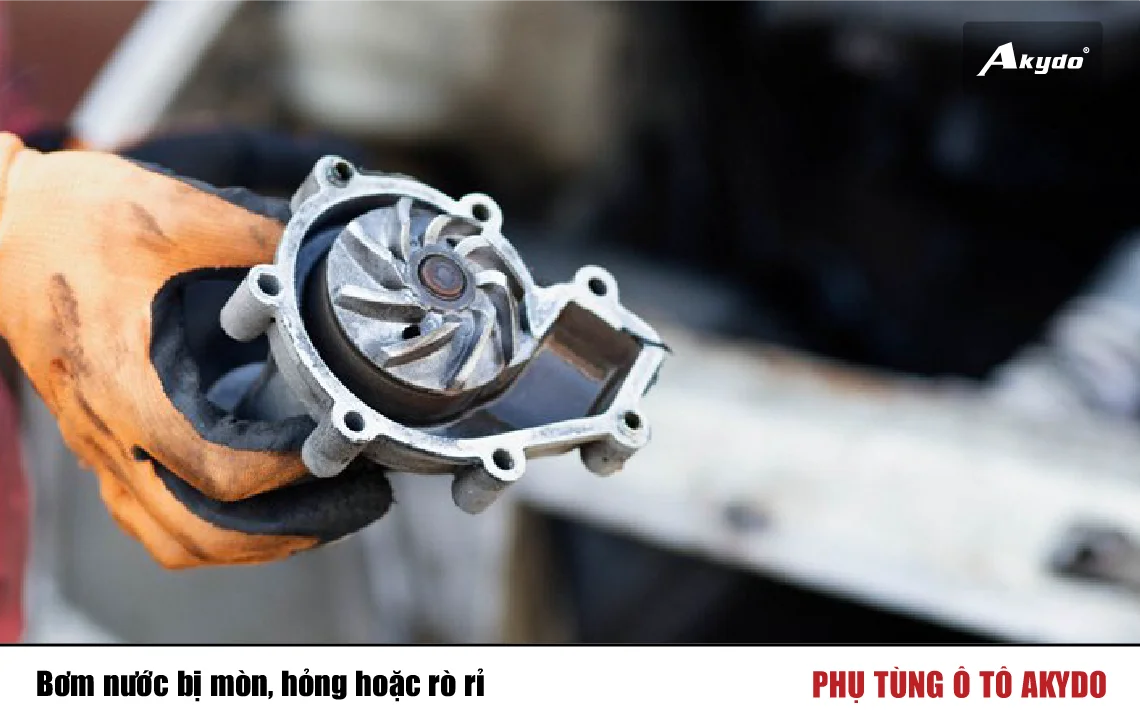 Bơm nước bị mòn, hỏng hoặc rò rỉ