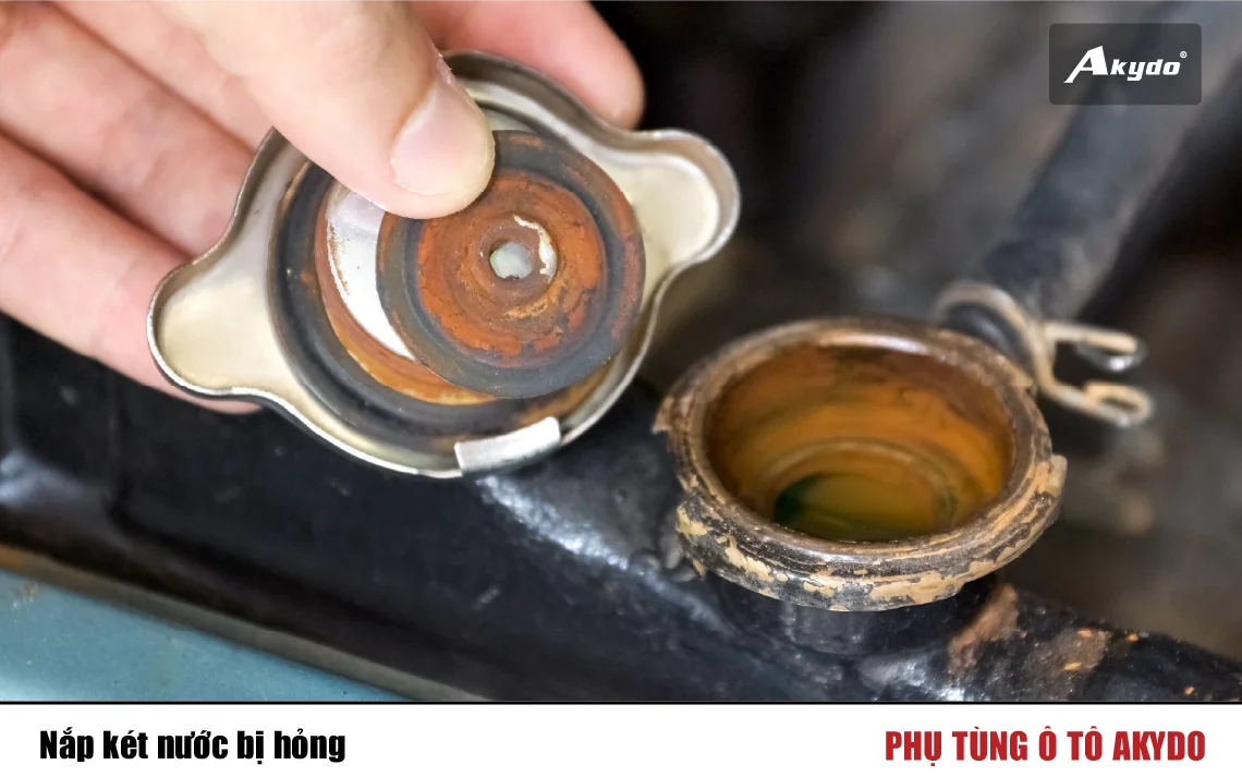 Nắp két nước bị hỏng